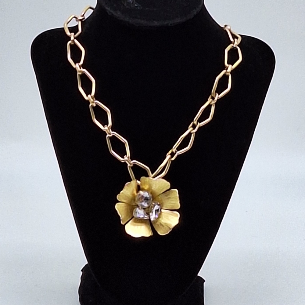Jessica Simpson Gold Tone Rhinestone Flower Necklace‎ MB